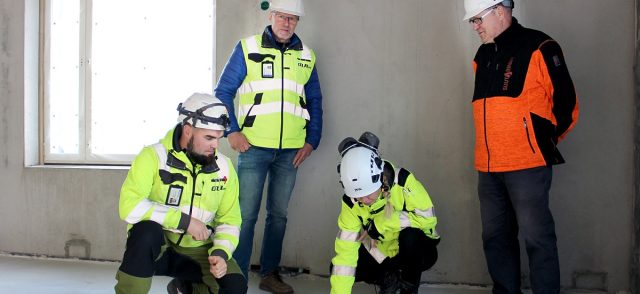 Rakennusliike Olan Mikko Tuhkanen ja Olli Heinikainen sekä Finnsementin Sini Ruokonen ja Suutarinen yhtiöiden Timo Suutarinen uudessa kerrostalossa, jossa on käytetty ekotehokasta betonia.